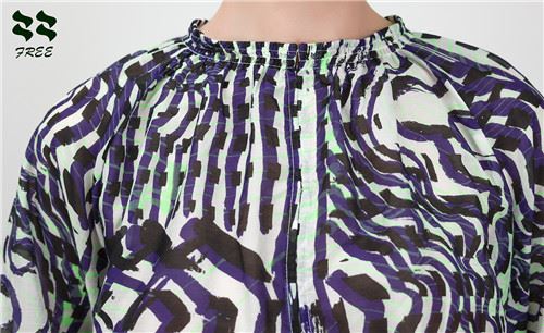 Neckline gathered by elastic
