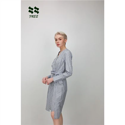 파란색과 흰색 줄무늬 드레스