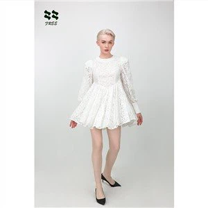 패드 어깨를 가진 여자의 레이스 복장