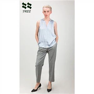 여성 라이트 블루 실크 블라우스 와 펄 V 넥